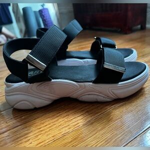 AE American Eagle FarylRobin sandals black and Velcro